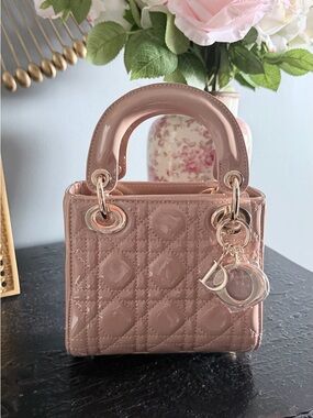 Elegant Pink Quilted Handbag 🛍️